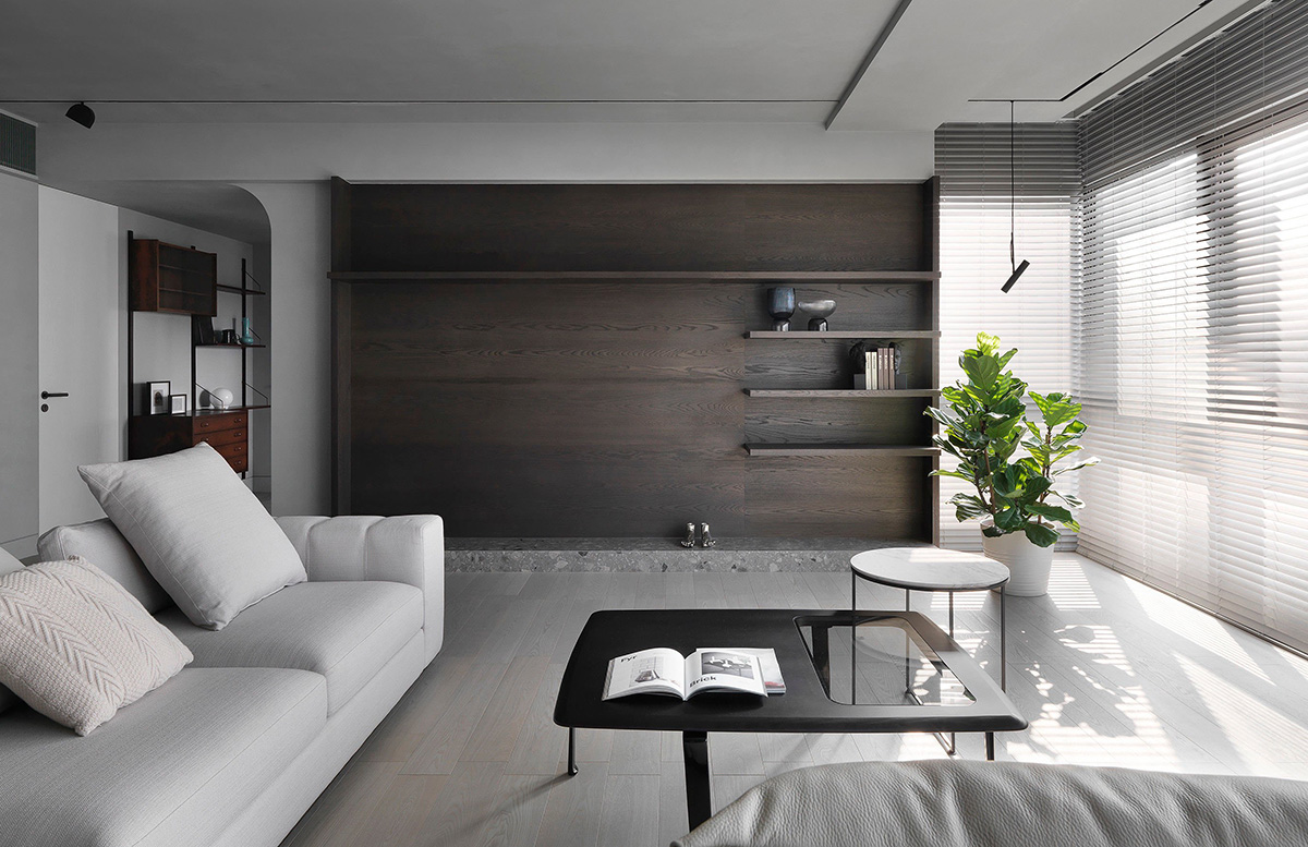Không gian phòng khách nổi bật với tone màu xám kết hợp với sắc trầm ấm của chất liệu gỗ